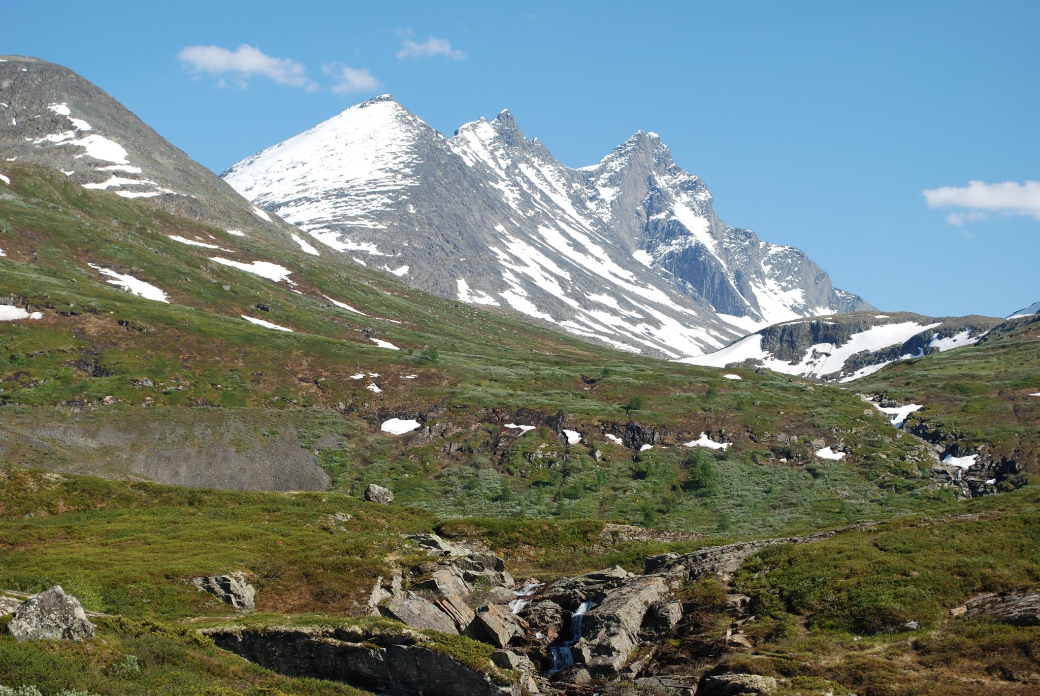 3 низких горы. Скандинавские горы самая высокая вершина. Низкие горы. Невысокие горы. Низкий горный хребет это.